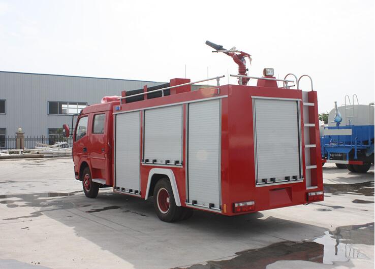 多利卡4吨水罐消防车