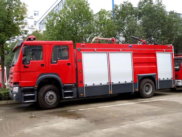 重汽豪沃干粉水联用消防车7吨消防车